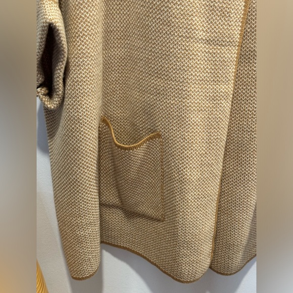 Steve Madden Women's Poncho/sweater. One Size, Camel, Pockets, Buckle, EUC! - Picture 3 of 9